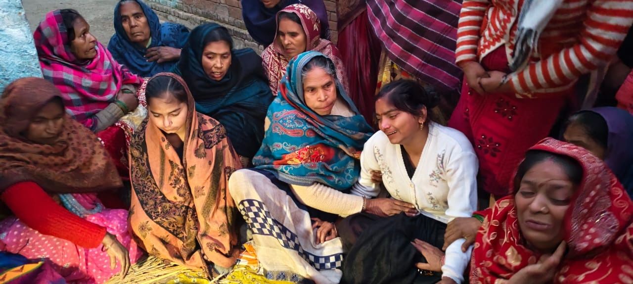 खेत पर इंजन बंद करने गई महिला कि इंजन में लिपटकर मौत