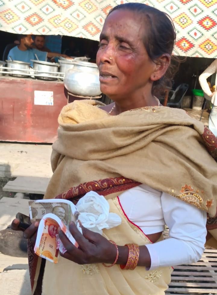 महिला को ठगों ने नकली नोट देकर सोने के कुंडल हड़पे