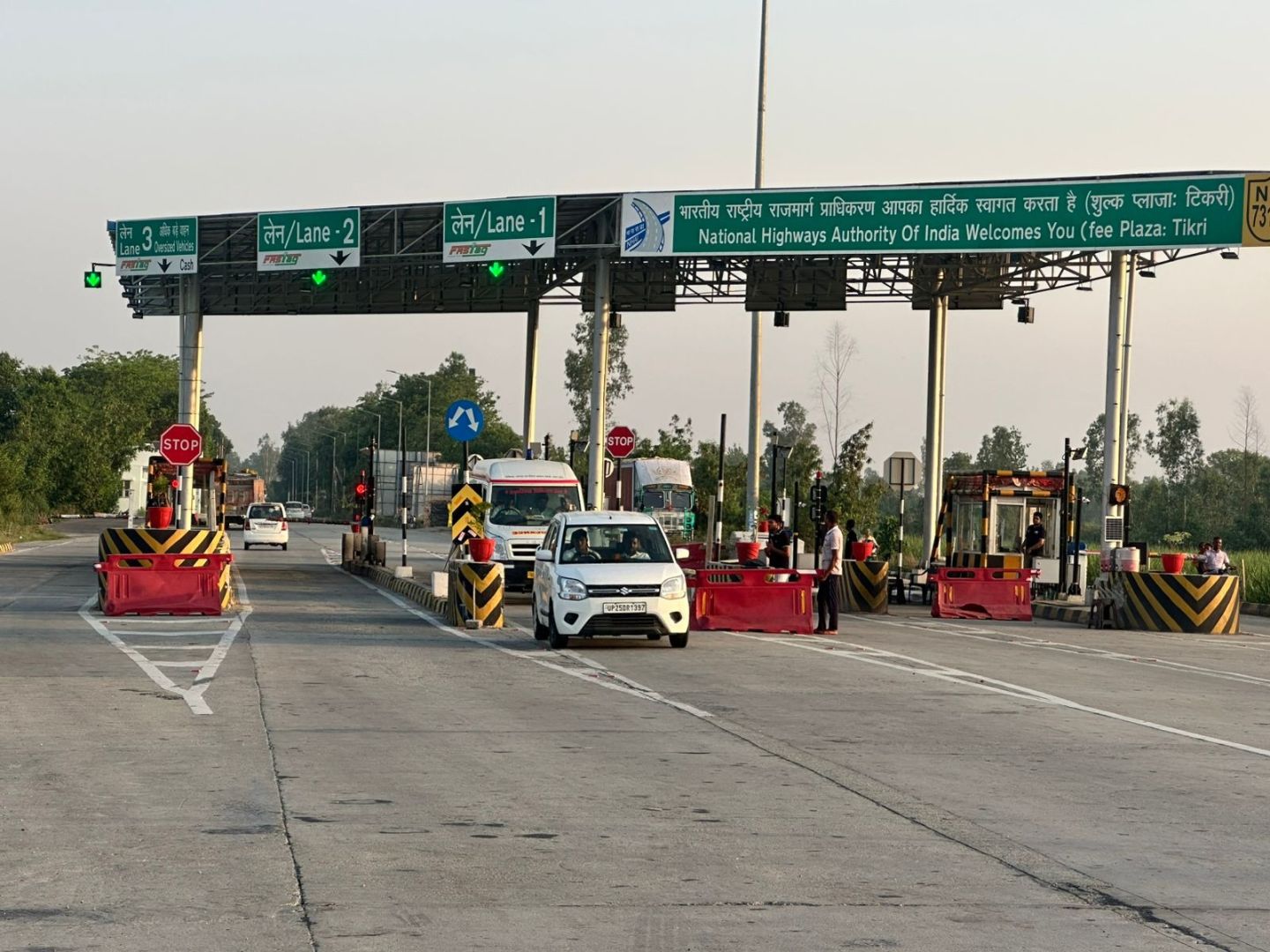 टोल कर्मियों द्वारा पीछा करने व शोर मचाने पर इंजीनियर को पिटाई कर छोड़ा