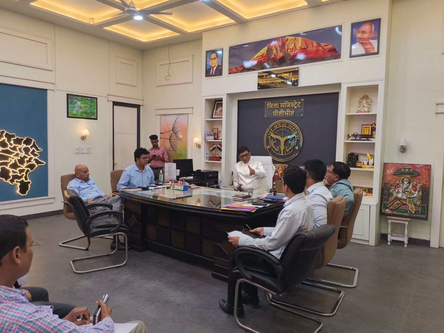 गोमती नदी के जीर्णोद्धार के लिए औद्योगिक इकाइयां करेंगी जल संरक्षण: जिलाधिकारी