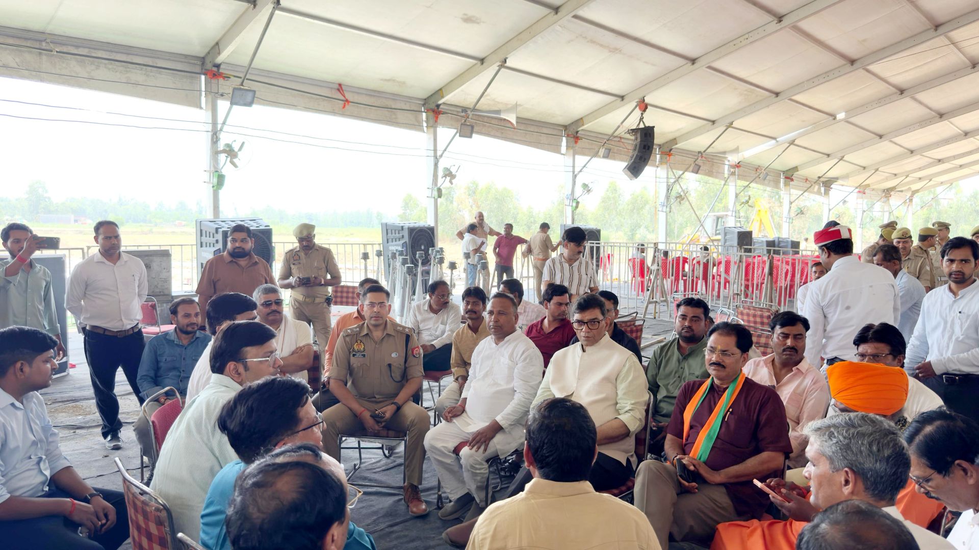 DM और SP ने बरखेड़ा के पतरासा कुंवरपुर में परखीं व्यवस्थाएं