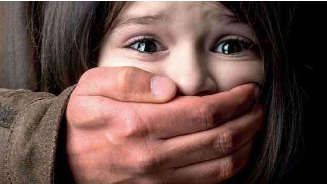  6 साल की मासूम को खाने का लालच देकर सरकारी स्कूल में किया रेप, आरोपी फरार