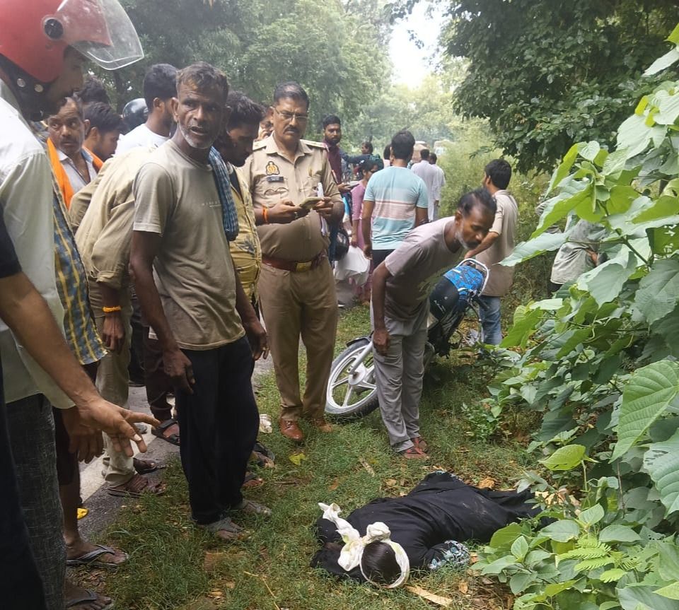 बीसलपुर-बरेली मार्ग पर ग्राम भड़रिया के पास अनियंत्रित अर्टिगा कार ने बाइक को मारी टक्कर