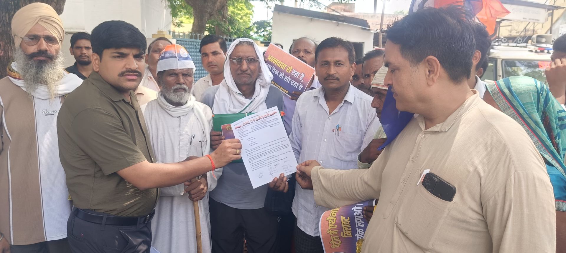 पेट्रोल में मिलावट व किसानों की समस्याओं को लेकर अपना दल (के) का धरना, सौंपा ज्ञापन