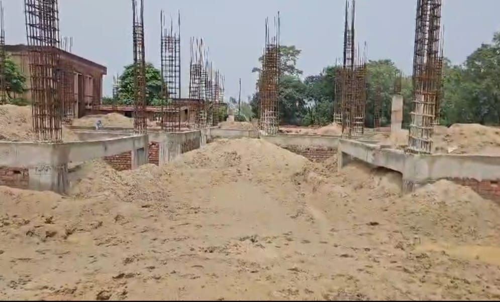 राजकीय स्नातकोत्तर महाविद्यालय में घटिया निर्माण सामग्री का मामला गरमाया