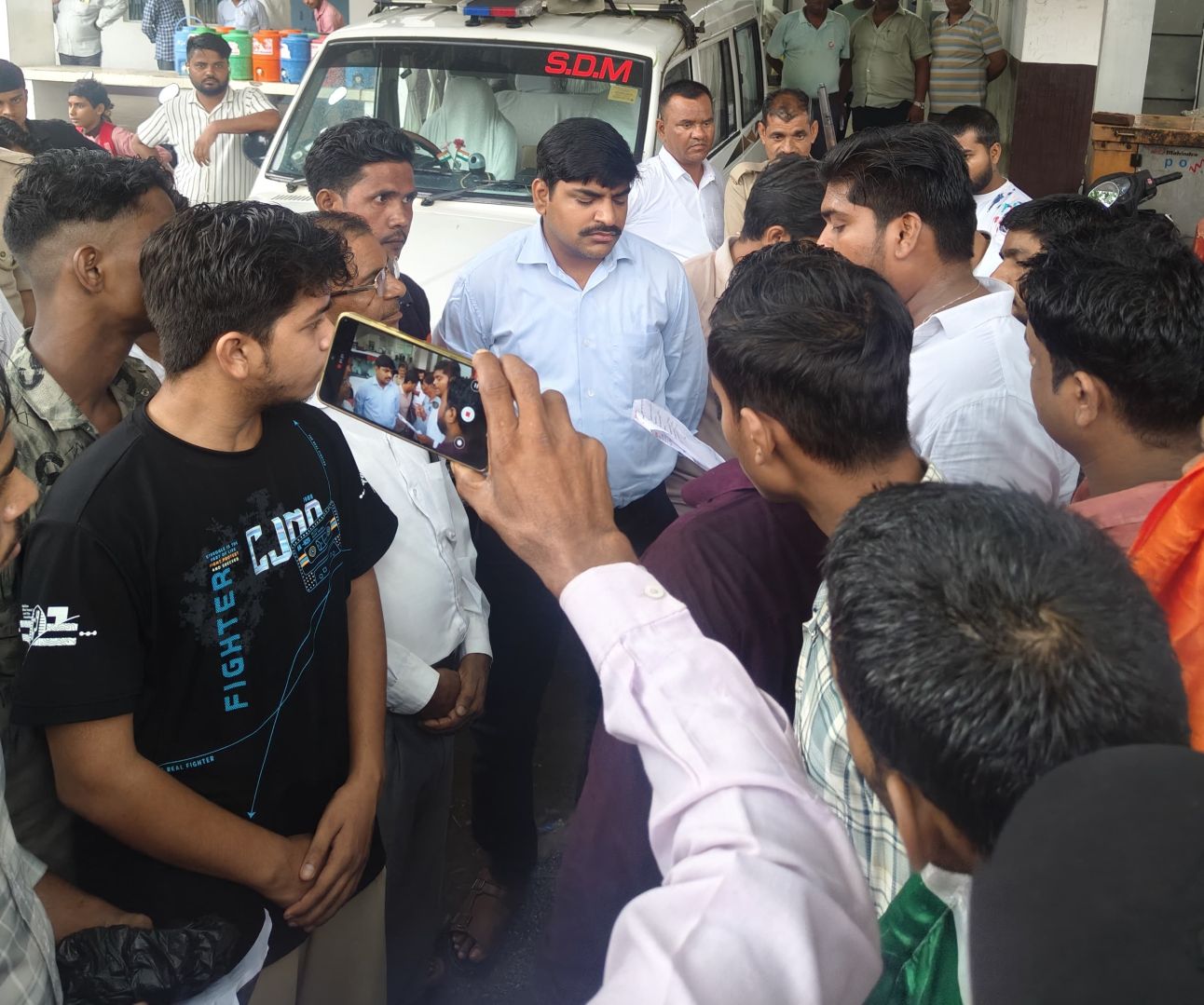 बीसलपुर में समाजवादी छात्रसभा ने राष्ट्रपति के नाम सौंपा एसडीएम को ज्ञापन