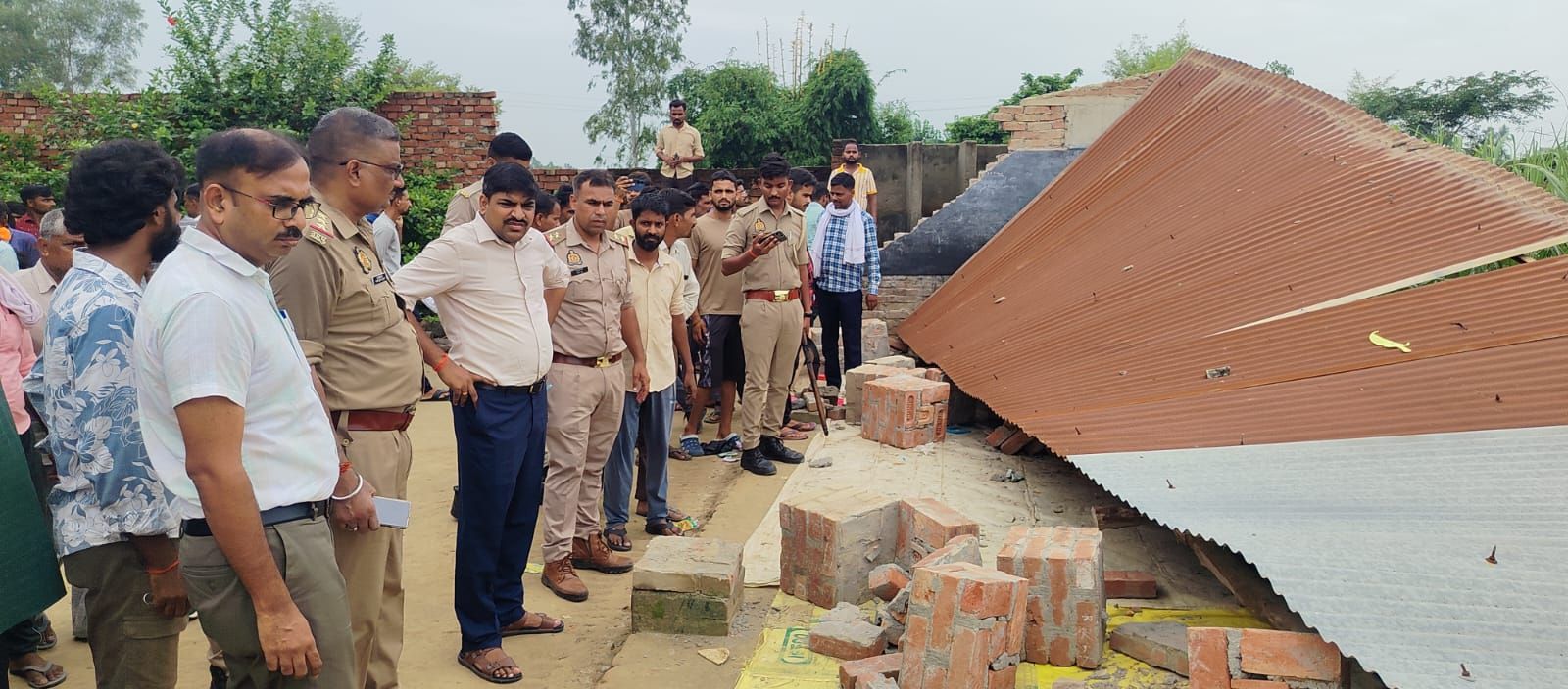 8 विधार्थी और 2 शिक्षिकाएं घायल, शिक्षिका ने जान पर खेलकर बचाई 3 मासूमों की जान