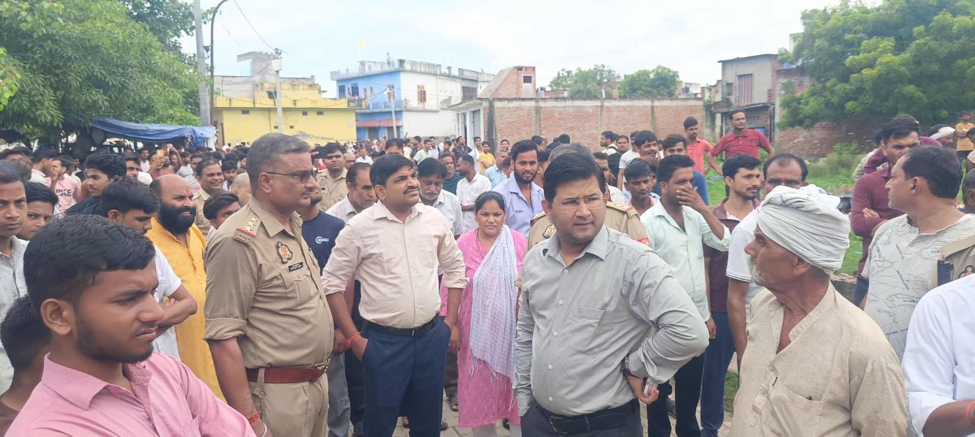 ससुरालियों के उत्पीड़न और पुलिस की बेरुखी से तंग आकर महिला टावर पर चढ़ी, मचा हड़कंप