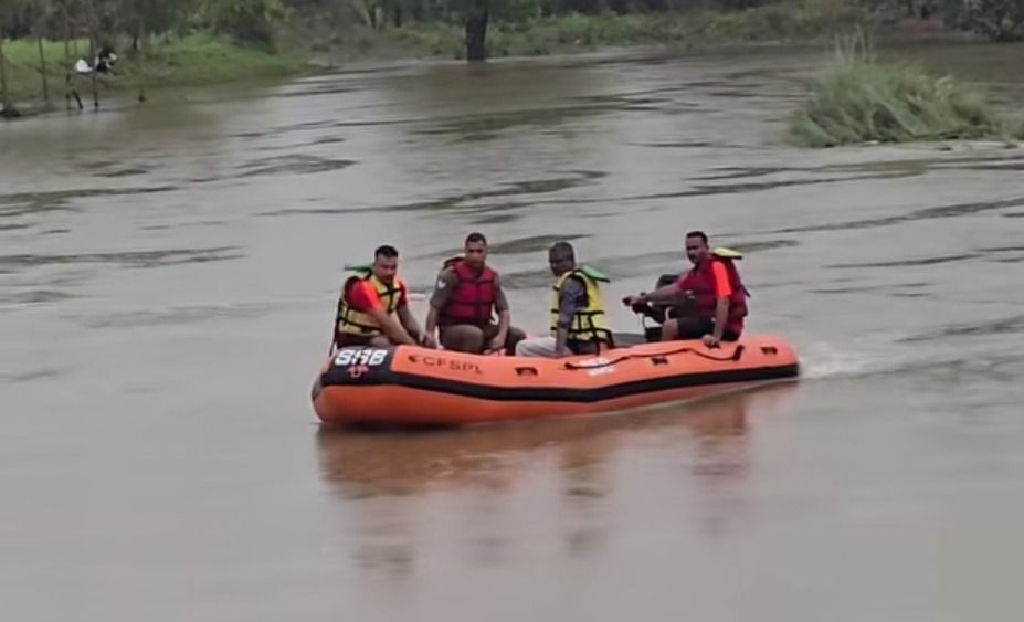 नदियों में डूबे दो ग्रामीण, प्रशासन का सर्च अभियान जारी