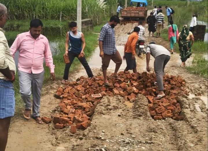 ग्रामीणों की परेशानी देख डॉ. रत्नेश गंगवार ने कराया रास्ता दुरुस्त, विद्यार्थियों व राहगीरों को मिली बड़ी राहत