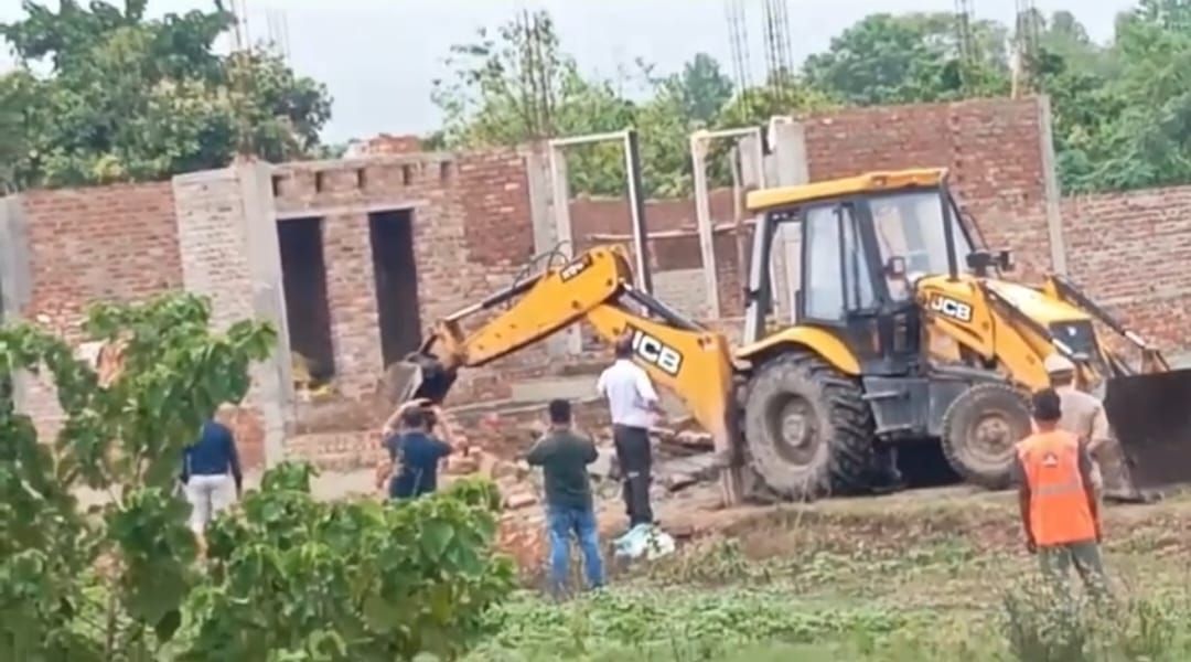 खकरा नदी किनारे केजीएन 2 कॉलोनी में प्रशासन की कार्रवाई, रोता-बिलखता रहा परिवार